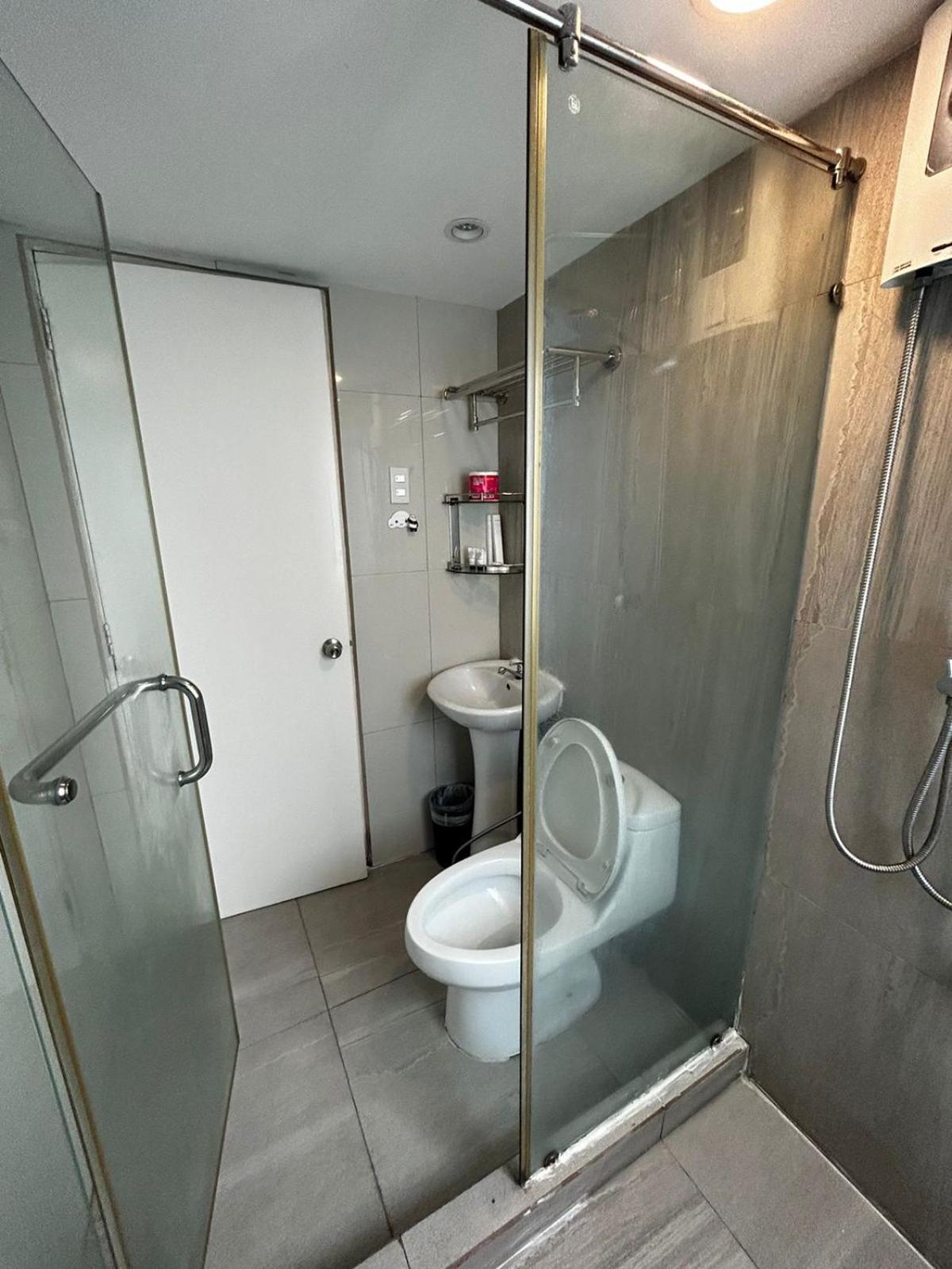 Oasis Regency @ Fort Victoria Bgc Тагуиг Екстериор снимка