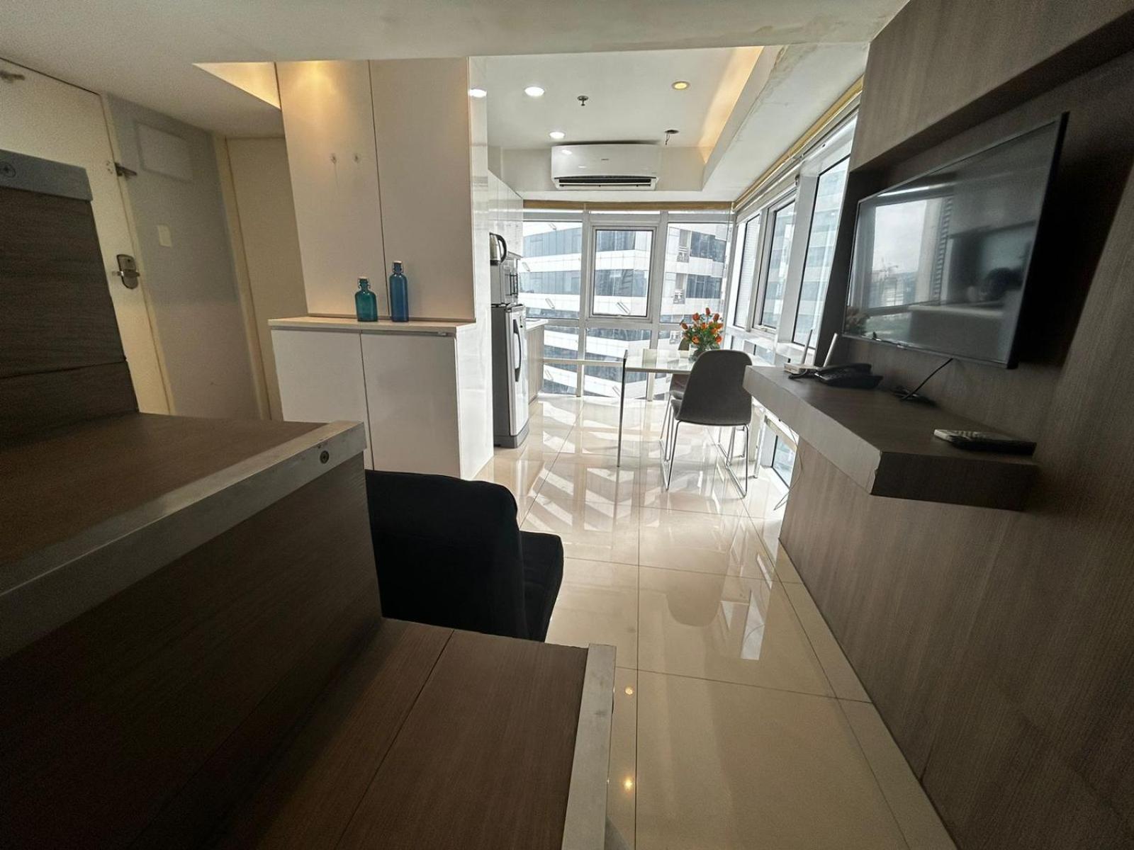 Oasis Regency @ Fort Victoria Bgc Тагуиг Екстериор снимка