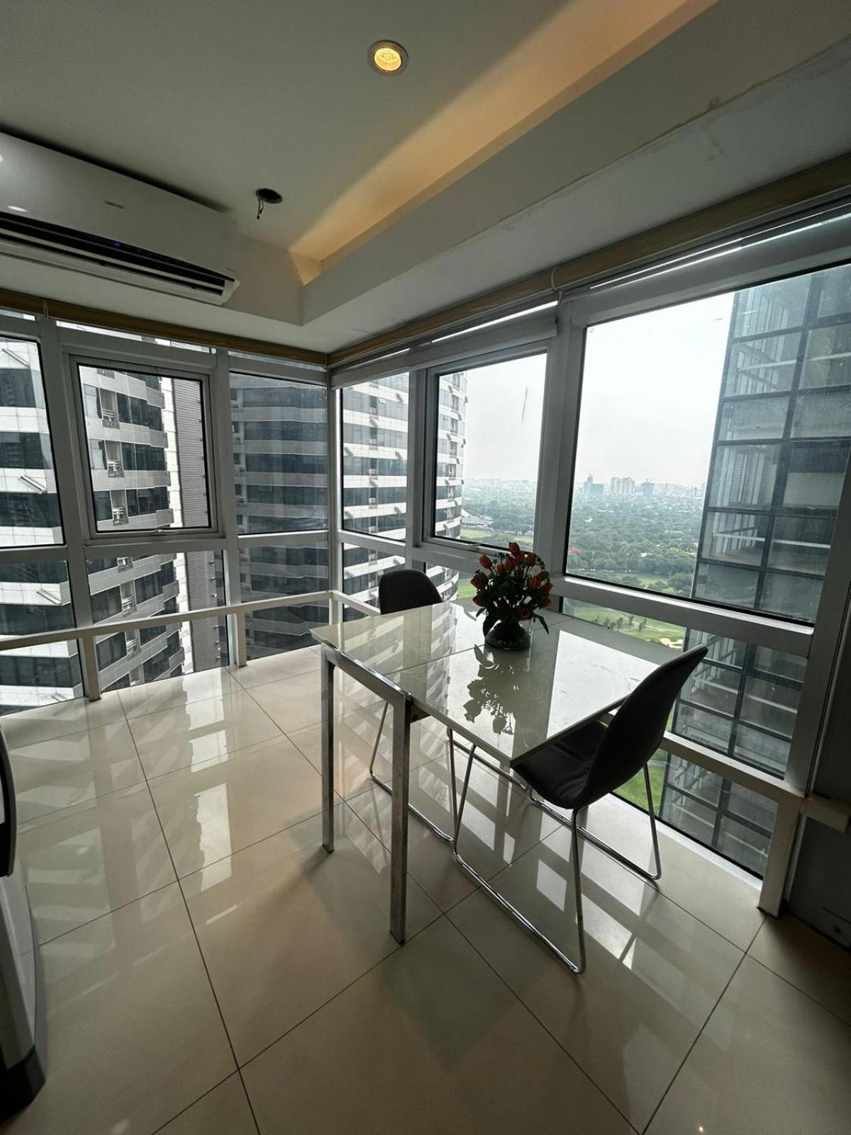 Oasis Regency @ Fort Victoria Bgc Тагуиг Екстериор снимка